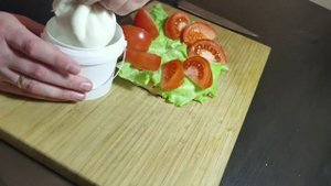 Оригинальная подача салата с сыром Буррата