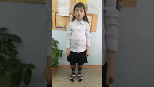 Тогаева Лола читает стихотворение Марины Цветаевой