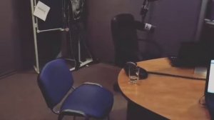 Увидеть переводчика нельзя, а вот услышать можно! Наслаждайтесь бархатным голосом Андрея Гаврилова!