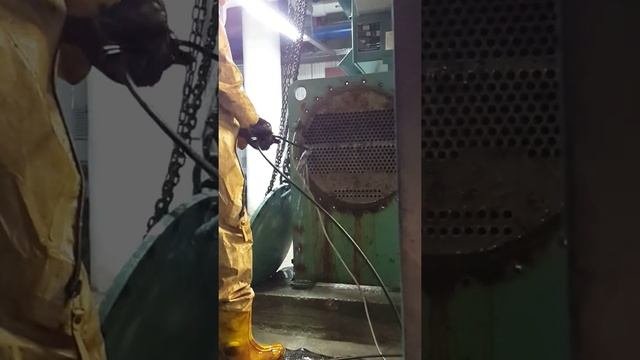 Очистка теплообменника электроник гидравлическим способом.