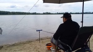 Фидер в городе зонт для рыбалки
