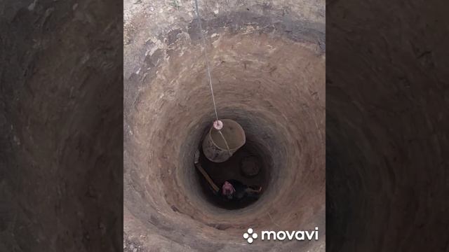 Беларусь г Горки копка перелевного левневого колодца из 5 колец,грунт песок с примесью суглинка. смотреть онлайн