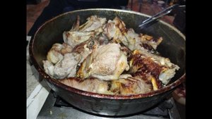 Ели мясо мужики. В гараже