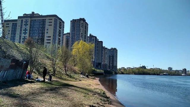Обзор района,, Живи в Рыбацком" ,май10, баржи на Неве!