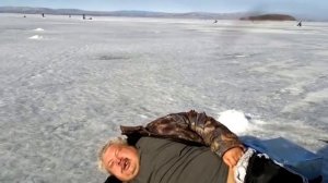 Бать тебе нормально? Клюёт? Батя на льду. Тот самый батя рыбак.