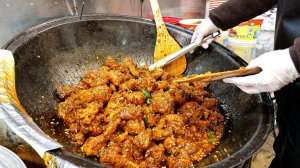 Жареная курица по-корейски. Острая и сладкая курица. Корейская уличная еда.