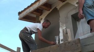 Нанесение клея на пенополистирольную стену перед втапливанием в него фасадной стеклотканевой сетки