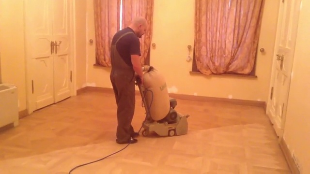 Демонстрация работ по шлифовке паркетного пола проводимых компанией "BortolWood"  