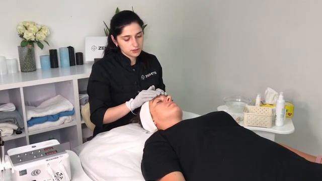 Как убрать отёчность лица с помощью процедуры микротоки