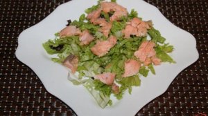 Салат с отварным лососем, перепелиными яйцами и авокадо