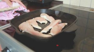 Как жарить курицу на сковороде гриль, если ты обычный парень?