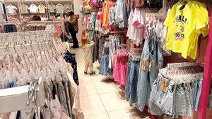 МИ занимается шоппингом и прыгает на батуте в ТЦ Солярис