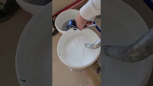 Покраска потолка. Закипание краски. #graco395 #безвоздушнаяпокраска #paintsprayer