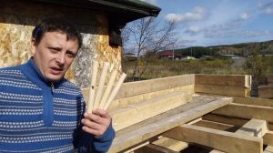 ложу и закрепляю детали из бруса уже на стены у себя на стройке.