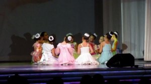 Танцевальный номер «Мама, будь всегда со мною рядом»