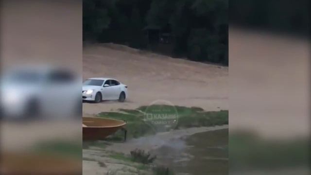 На машине по озеру Глубокое в Казани смотреть онлайн