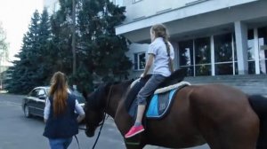 КАТАЕМСЯ НА ЛОШАДИ