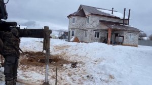 Бурение колодца машиной зимой