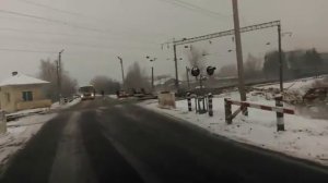 Трактор застрял на ЖД переезде