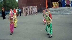 Зажигательный танец детей на площади  РДК. ко дню защиты детей