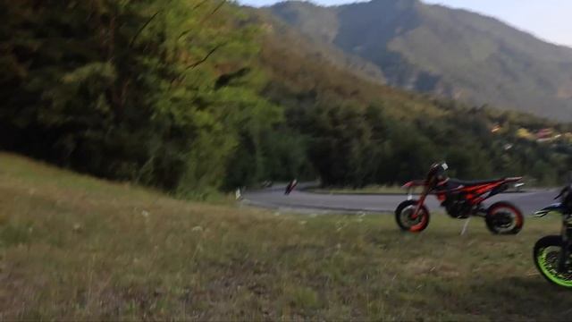 MAURICE CRASHT IN DIE WAND! смотреть онлайн