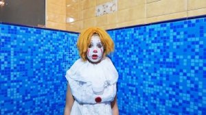 Пеннивайз заманил Настю на дно бассейна!!! Детская страшилка