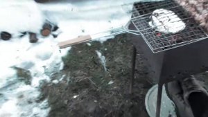 Зимой на даче жарим шашлык