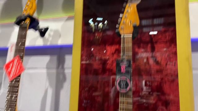 Europe's BIGGEST Guitar Wall! - '59 Les Pauls & Big LED Crosses At PMT Birmingham! - PMT Vlog 11 смотреть онлайн