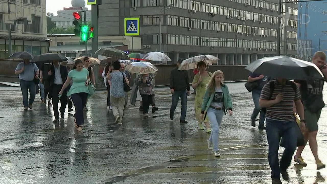 Идет ли сейчас дождь. Сильный дождь. Ливень в Москве. Дождь в Москве. Ливень в городе.