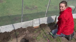 ТЕПЛИЦА ИЗ ПЛЁНКИ СВОИМИ РУКАМИ. Жена в восторге от такой теплицы!