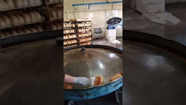 Как пекут/фасуют хлеб?  how to bake bread?
