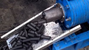 Как производится биотопливо в Украине. Работа пресса, получение брикета биотоплива  диаметром 30 мм