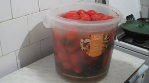 35. Солим помидоры как в бочке.