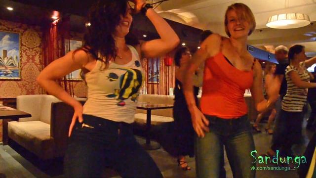 Sandunga130522-8_Международный женский танец попотряс в исполнении Катерины и Лизаветы)))) смотреть онлайн