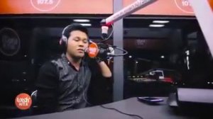 Парень круто поет двумя голосами