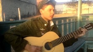 Красиво поет, мне так жалко, что нам вместе быть не суждено