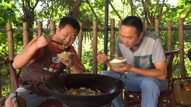 兩個大魚頭，二弟做“豆腐魚湯”，鮮嫩開胃，越吃越爽！ 【鐵鍋視頻】