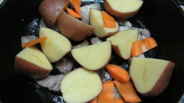 Жареный редис с картофелем на свиной грудинке