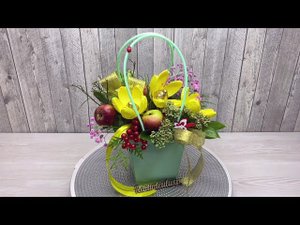 Композиция в сумочке из цветов и конфет