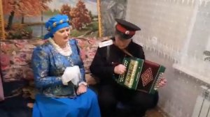 У клуба вечером казачка.