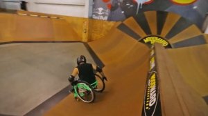 Экстремальные трюки на инвалидной коляске!