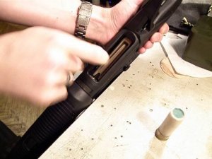 Как зарядить и разрядить ружье Benelli SuperNova