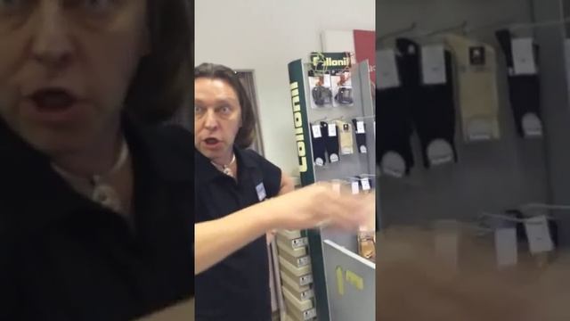 Манерный продавец и покупательница доставалка. смотреть онлайн