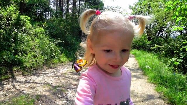 Анжелика на самокате и прогулка по лесу смотреть онлайн