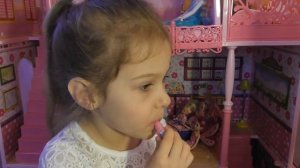 Hello Kitty Туалетный столик Хелло Китти Кристина делает себе макияж