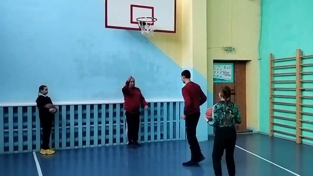 Урок физкультуры коррекционный класс