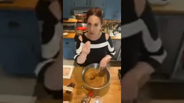 Dining with the Diva makes Grandma’s pumpkin bread.! смотреть онлайн