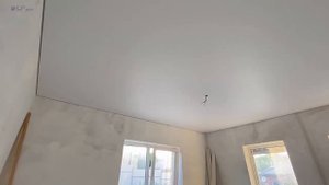 Сатиновый натяжной потолок в гостиную 31 м²