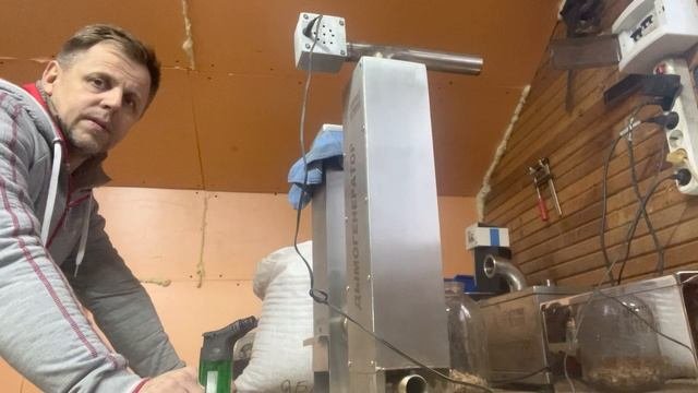 Тестирую дымогенератор для коптильни из нержавеющей стали с к4амерой очистки  и охлаждения дыма.