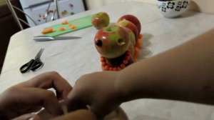 Яблочное творчество с ребенком. Поделки из яблок-гусеница, аппликация, мозаика!
